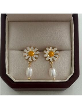 Gold and White Daisy Pearl Earrings|Sterling Silver posts|Gold earrings